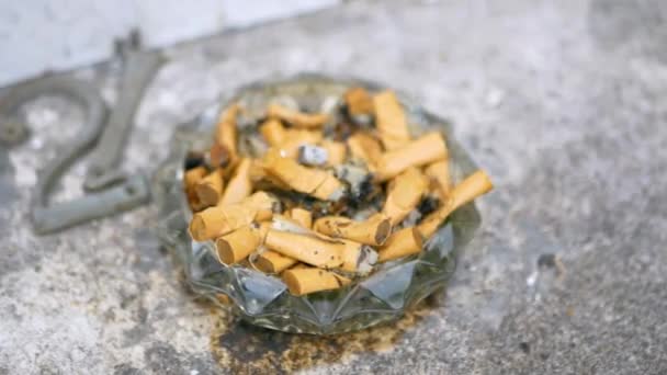 Een Sigarettenschaal Buiten Een Lokaal Gebied Zag Rustgevend Uit — Stockvideo