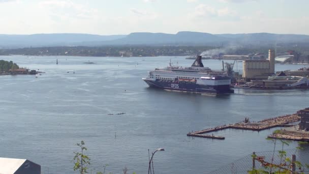 Ferry Dfds Saliendo Del Puerto Oslo Con Playa Pública Puerto — Vídeos de Stock