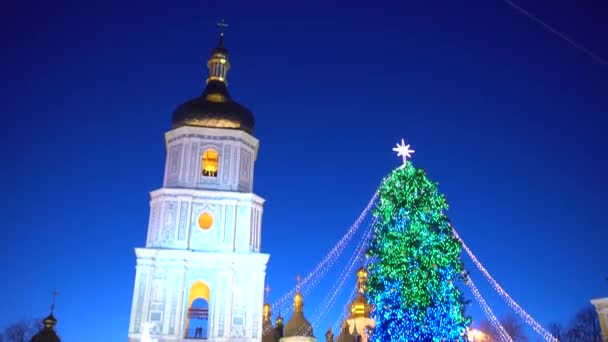 Vánoční Stromek Přeplněném Náměstí Plném Lidí Zvonicí Pozadí Večer Kyjev — Stock video