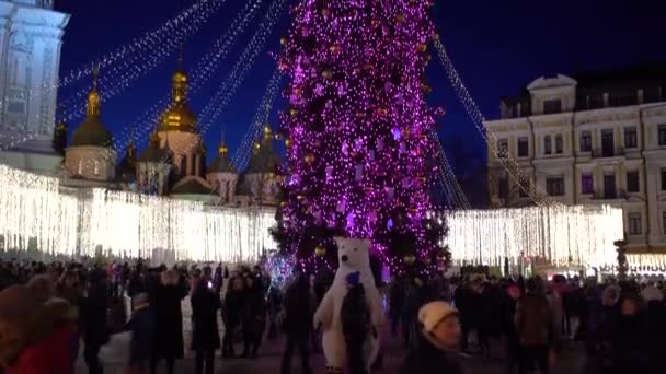 Árvore Natal Praça Lotada Cheia Pessoas Com Torre Sino Fundo — Vídeo de Stock