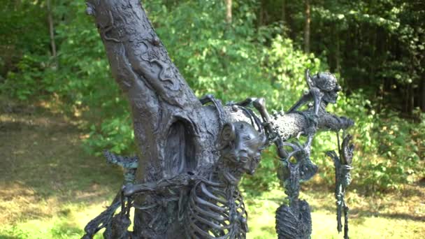Apocalyptische Sculptuur Gemaakt Van Black Metal Hel Met Skeletten Warmte — Stockvideo