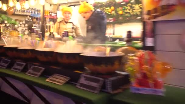 Procházka Sama Vánoční Trh Lidmi Kteří Prodávají Jídlo Stravování Večer — Stock video