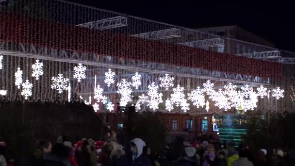 Decoraciones Instalación Navidad Plaza Llena Gente Noche — Vídeo de stock