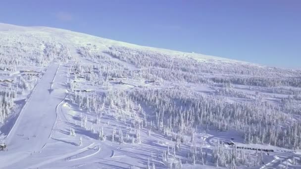 Epic Montanhas Norueguesas Nevadas Com Complexo Hoteleiro Pistas Esqui Floresta — Vídeo de Stock