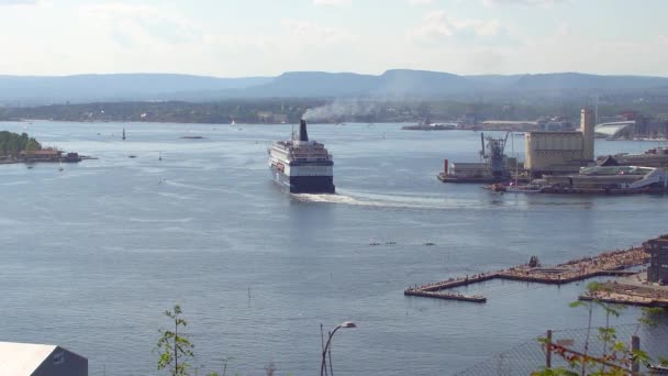 Ferry Dfds Saliendo Del Puerto Oslo Con Playa Pública Puerto — Vídeos de Stock