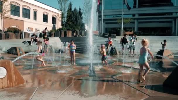 Hillsboro Oregon Juli 2018 Kinderen Spelen Met Waterfonteinen Hillsboro Dinsdagavond — Stockvideo