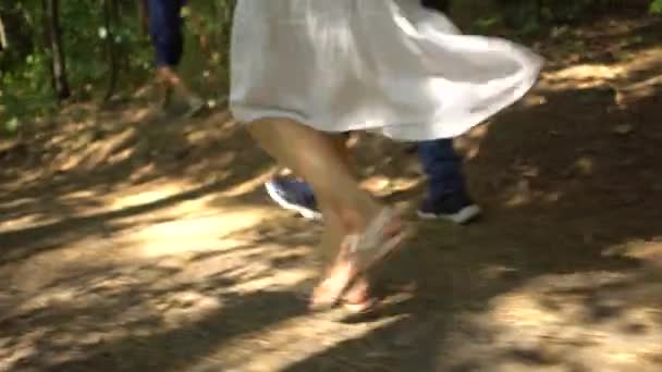 Blisko Nogi Kobiety Białej Sukience Beżowe Sandały Kobieta Niebieskich Dżinsach — Wideo stockowe
