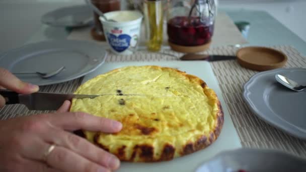 用大刀在桌上切奶酪蛋糕 配上灰盘 樱桃果酱和酸奶油 — 图库视频影像
