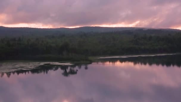 メイン州モンソン池の入り江にドローンドリーズーム 日没時に — ストック動画