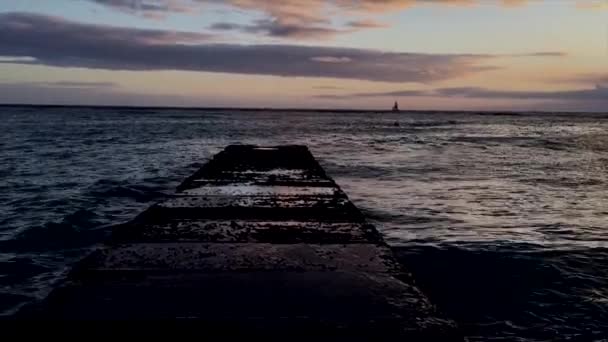 Zeewater Dat Bij Zonsondergang Het Dok Van Hawaï Stroomt — Stockvideo