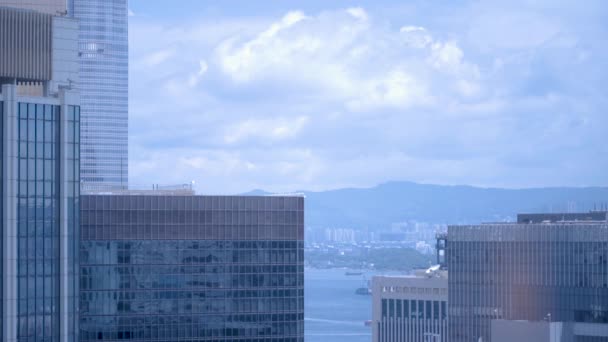 香港天际线的结构构成 它汇集了城市所能提供的各种要素 它宏伟的建筑 还有繁茂的山丘和海滨 — 图库视频影像