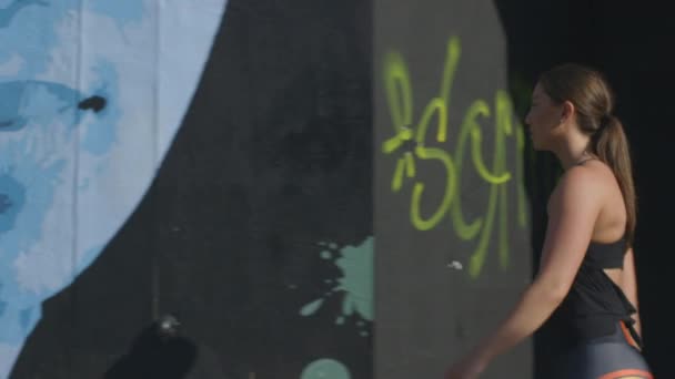 Nette Junge Frau Geht Auf Der Straße Grafitti Vorbei Und — Stockvideo