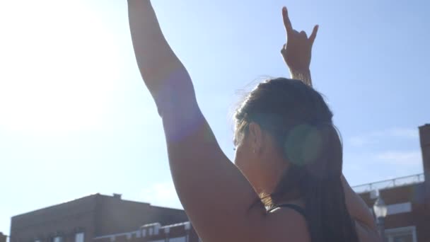 Caddenin Köşesindeki Kız Uçar Keçi Havada Kameraya Gülümser — Stok video