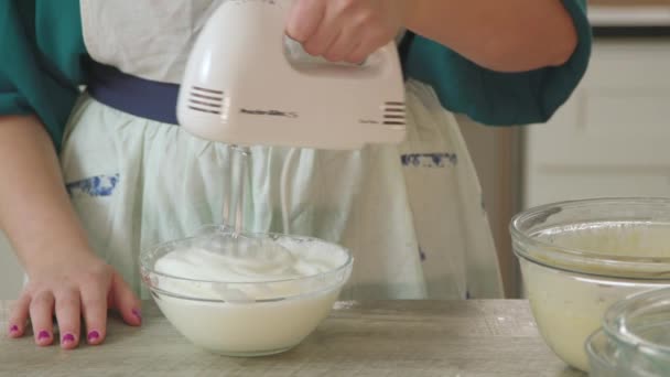 女人用电动搅拌机等蛋清打蜡 — 图库视频影像