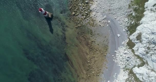 从空中俯瞰英格兰南部海岸的海滩头灯塔和白垩崖 这个标志性的地标位于布莱顿东南14英里和伊斯特本西南4英里处 — 图库视频影像