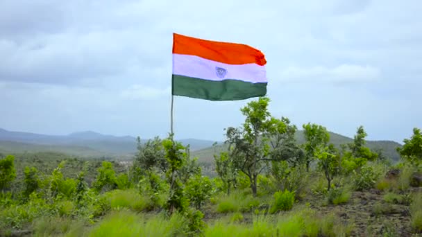 Όμορφη Σημαία Τριών Χρωμάτων Που Κυματίζει Στην Κορυφή Ενός Βουνού — Αρχείο Βίντεο