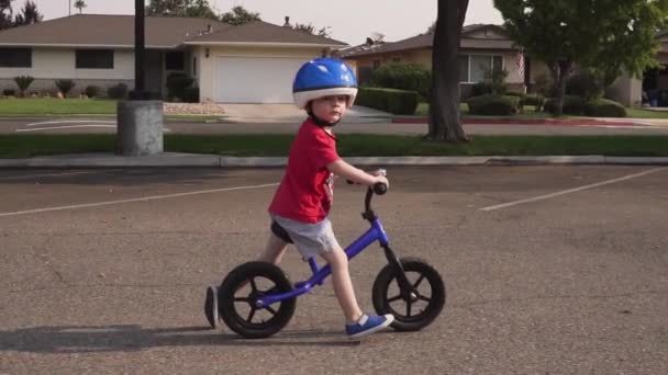 Медленный Снимок Мальчика Катающегося Велосипеде Парковке Жилом Районе — стоковое видео