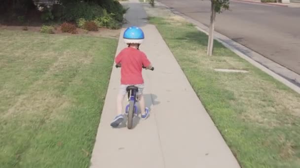 Suivez Photo Jeune Garçon Faisant Vélo Équilibre Bleu Long Trottoir — Video