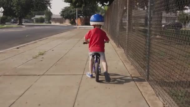 Prise Vue Arrière Jeune Garçon Faisant Vélo Équilibre Bleu Long — Video