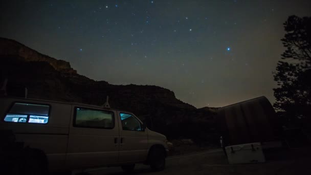 砂漠の真ん中で夜が明けて朝への移行 — ストック動画