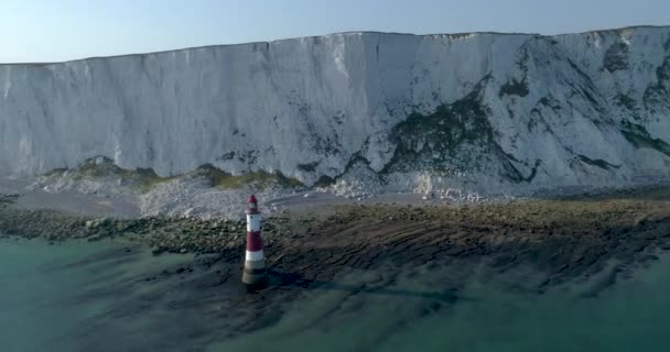 Vista Aérea Del Faro Beachy Head Los Acantilados Tiza Blanca — Vídeos de Stock