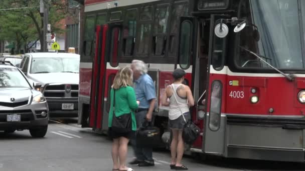 Wandelen Door Straten Van Toronto Een Heldere Dag Lage Hoek — Stockvideo