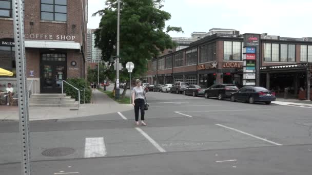 Zijn Liberty Village Wandelen Door Straten Van Toronto Een Heldere — Stockvideo