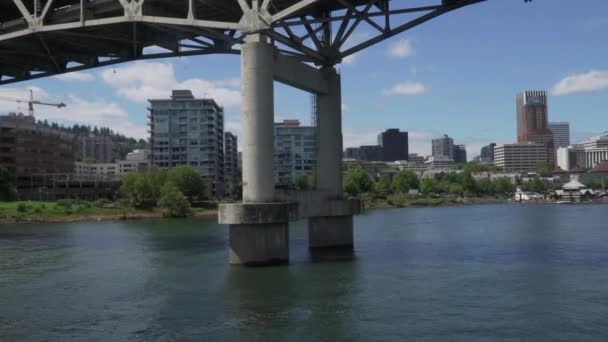 Passando Sotto Ponte Sul Fiume Willamette Portland Oregon — Video Stock