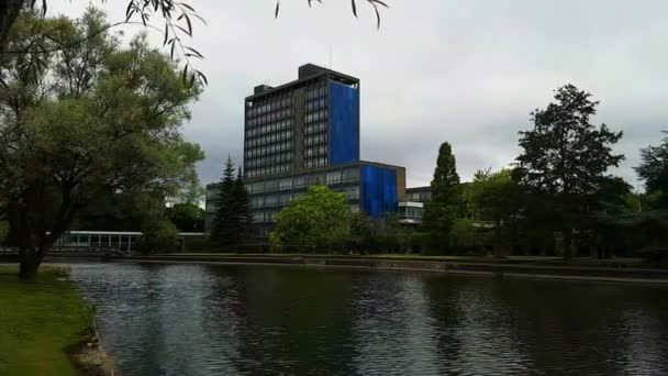 Edifício Escritórios Parques Estacionamento Lago Árvores — Vídeo de Stock