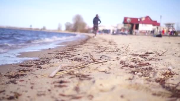 Meisje Lopen Een Strand — Stockvideo