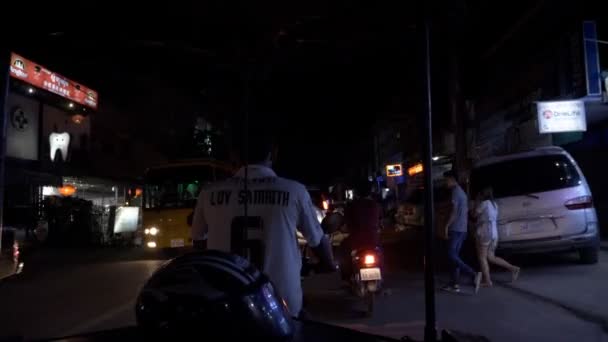 Οδήγηση Μέσω Του Δρόμου Της Πόλης Νύχτα Στην Καμπότζη — Αρχείο Βίντεο