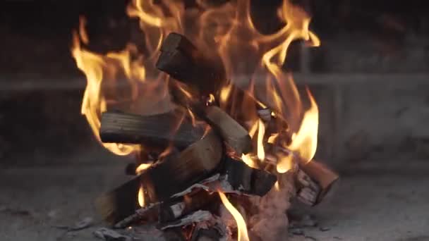 暗い密室での小さな火災 — ストック動画