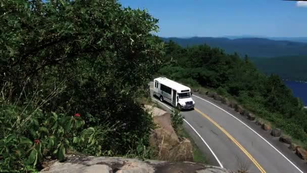 纽约佐治湖美丽而宽阔的山景 乘坐穿梭巴士下山 — 图库视频影像