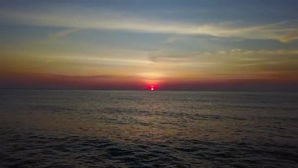 Aerial Drone Vliegt Laag Zee Met Golven Naar Kleurrijke Zonsondergang — Stockvideo