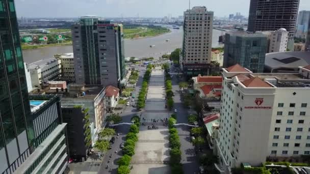 Nsansız Hava Aracı Yüksek Binaların Üzerinden Chi Minh Nehrine Doğru — Stok video