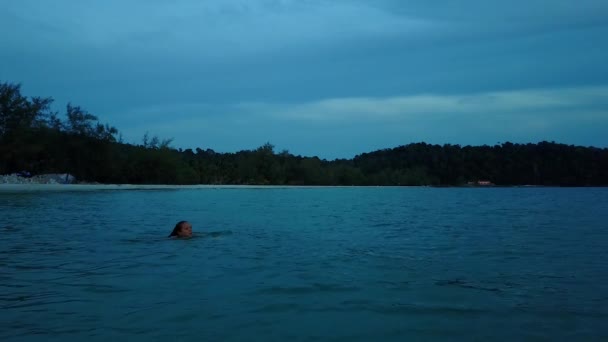 Aerial Zwemmende Duikende Vrouw Zee Bij Zonsondergang — Stockvideo