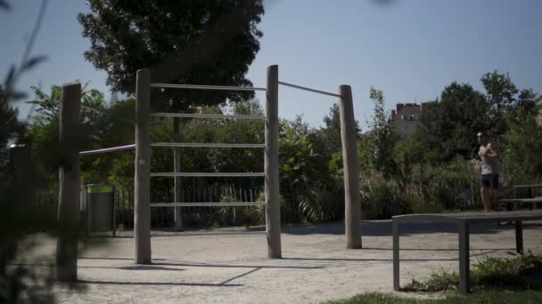 Homem Correndo Por Parque Câmera Lenta Durante Treino — Vídeo de Stock