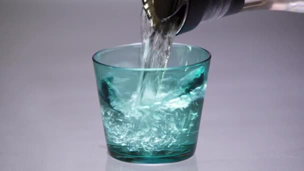 Nalévání Čisté Pitné Vody Modré Sklenice Džbánu — Stock video