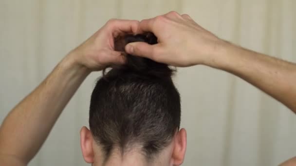 Man Ongedaan Maken Zijn Man Bun Haar Stijl Van Achteren — Stockvideo