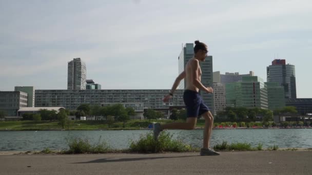 Hombre Corriendo Hacia Agotamiento Durante Entrenamiento Orilla Del Río Danubio — Vídeos de Stock