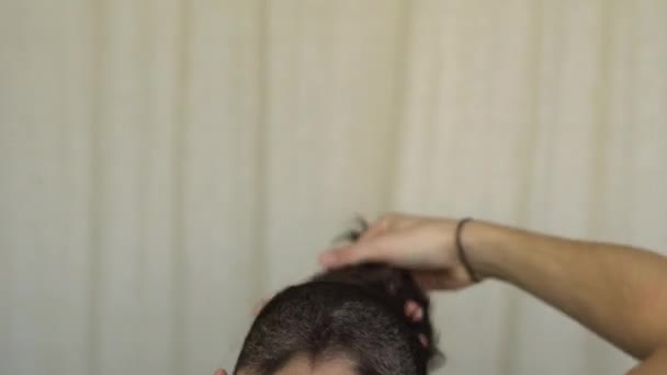 Hombre Atando Hombre Moño Estilo Pelo Por Detrás — Vídeo de stock