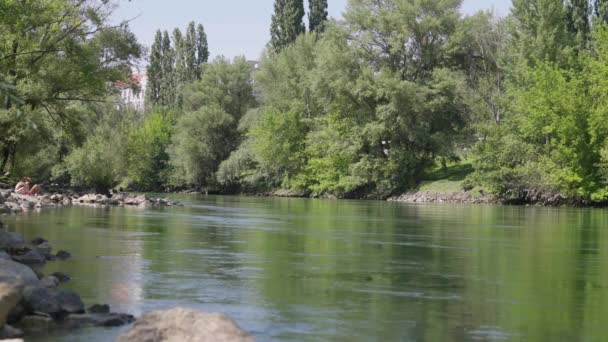 Dívky Sedící Skalnatém Břehu Řeky Donaukanal Vídni Rakousko — Stock video