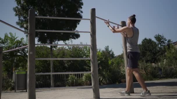 Een Man Die Een Slow Motion Trekken Van Achteren Tijdens — Stockvideo