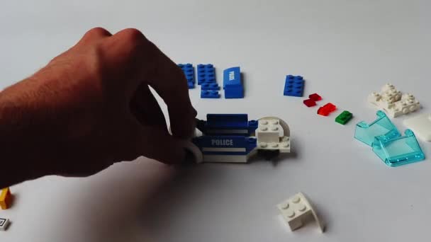 Timelapse Person Bygga Lego Polisbil — Stockvideo