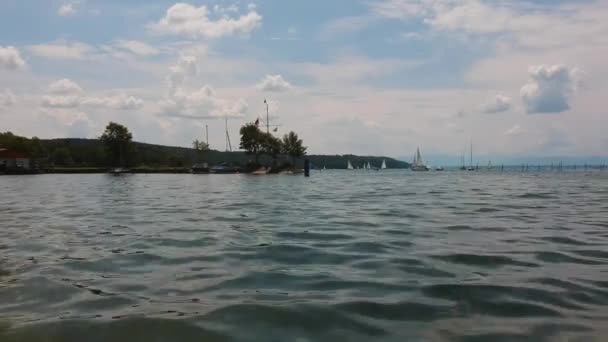 Plan Rapproché Sur Lac Avec Des Bateaux Des Nuages — Video