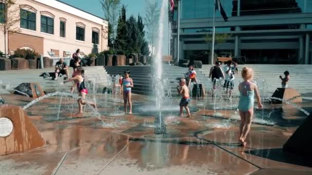 Хиллсборо Орегон Июль 2018 Дети Играют Фонтанами Хиллсборо Вторник Вечером — стоковое видео