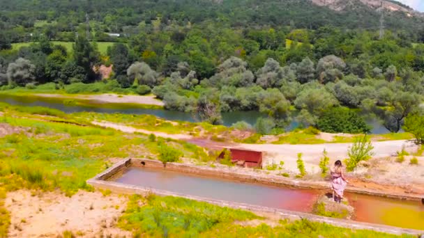 Aérea Una Niña Vestido Largo Pie Depósito Agua Hormigón Cerca — Vídeos de Stock