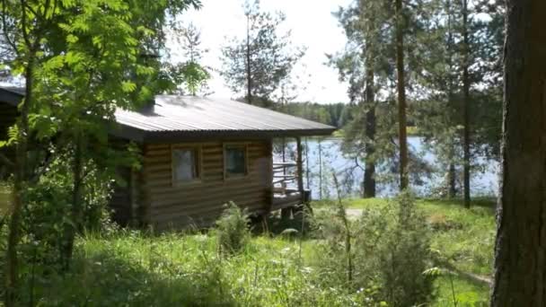 Vista Soleada Una Cabaña Madera Junto Lago Skandinavia — Vídeo de stock