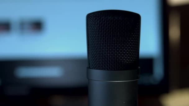 Hombre Habla Micrófono Blog — Vídeo de stock