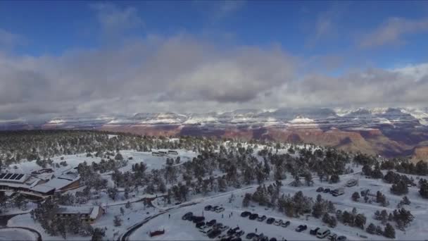Tämä Lennokkikuvaa Grand Canyonista Huhtikuussa 2017 Lumipeitteiset Vuoret Ovat Kauniita — kuvapankkivideo
